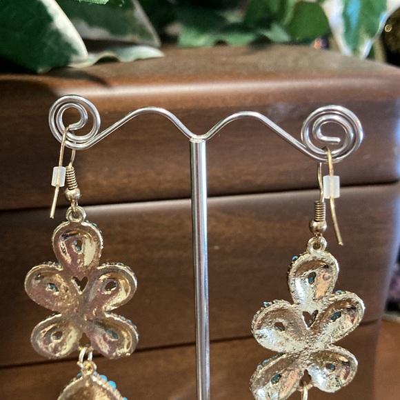 🌟 Host Pick!!🌟Gold Tone Turquoise Blue Beaded Chandelier Hang Pierced Earrings - Picture 4 of 4